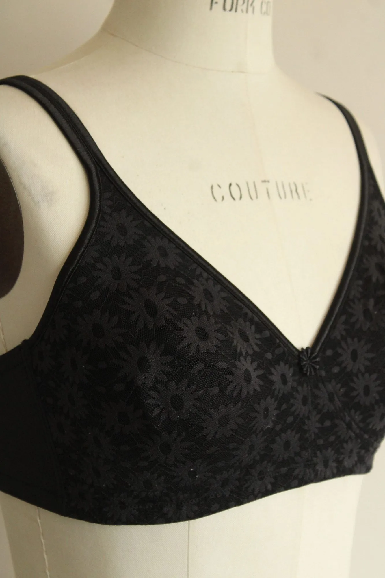 Vintage Early 2000s Bra in a Black Daisy Pattern by Warner's 38C