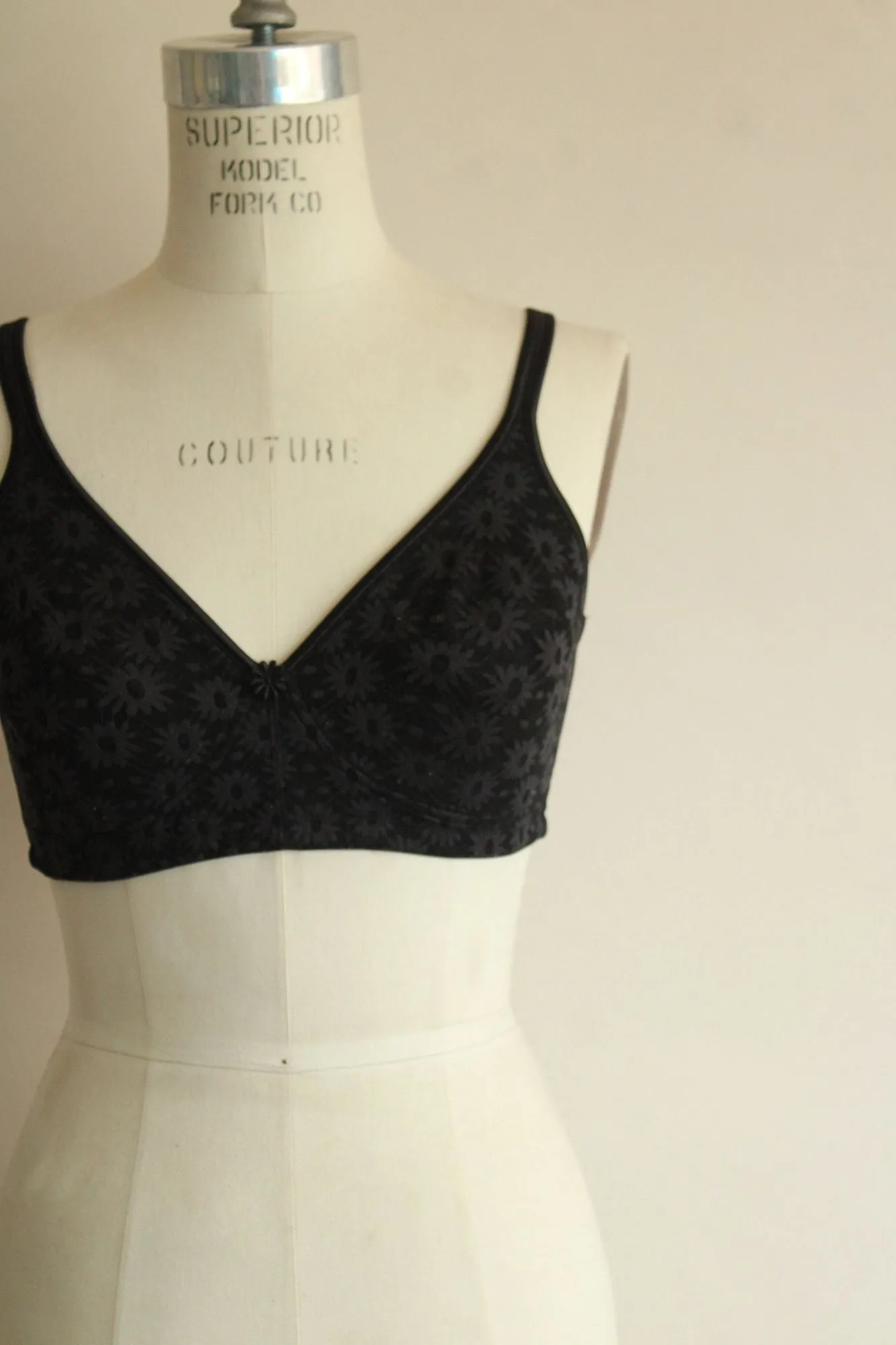 Vintage Early 2000s Bra in a Black Daisy Pattern by Warner's 38C