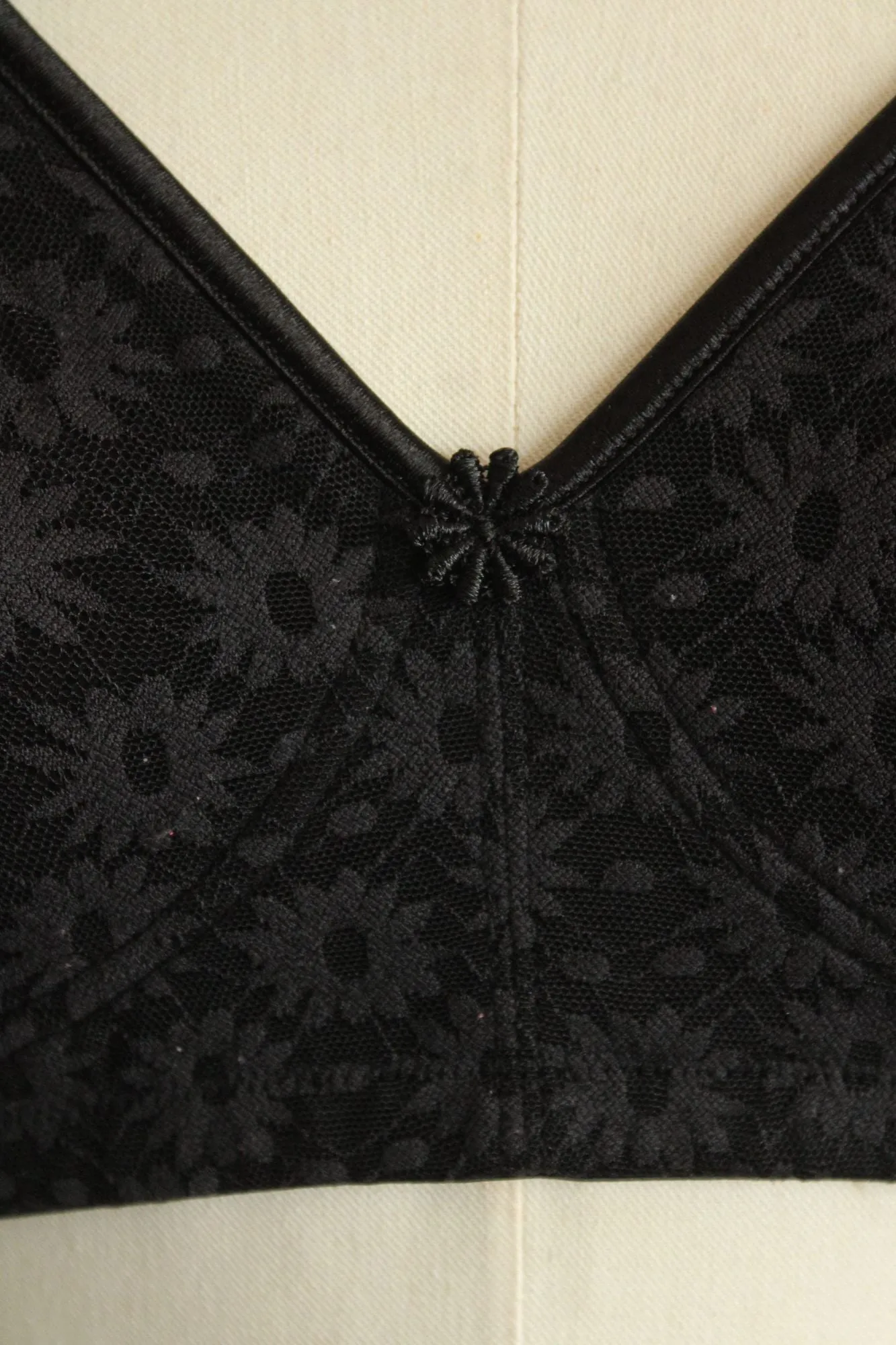 Vintage Early 2000s Bra in a Black Daisy Pattern by Warner's 38C