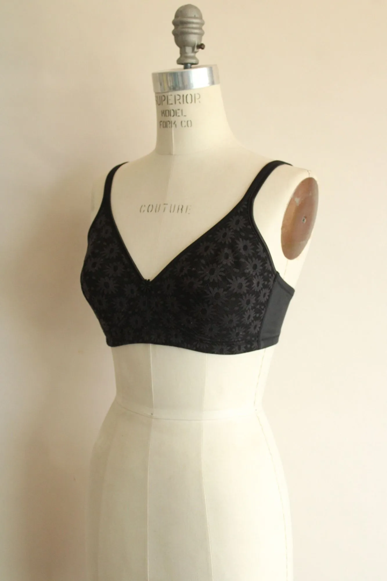 Vintage Early 2000s Bra in a Black Daisy Pattern by Warner's 38C