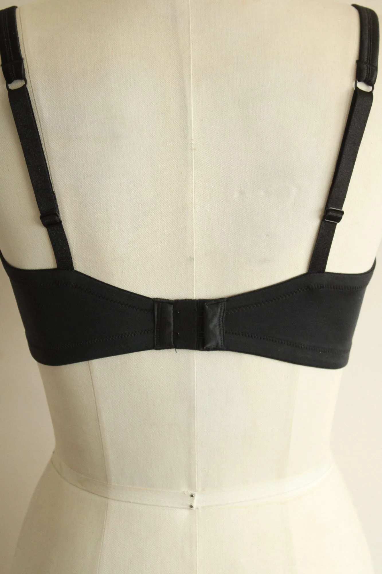 Vintage Early 2000s Bra in a Black Daisy Pattern by Warner's 38C