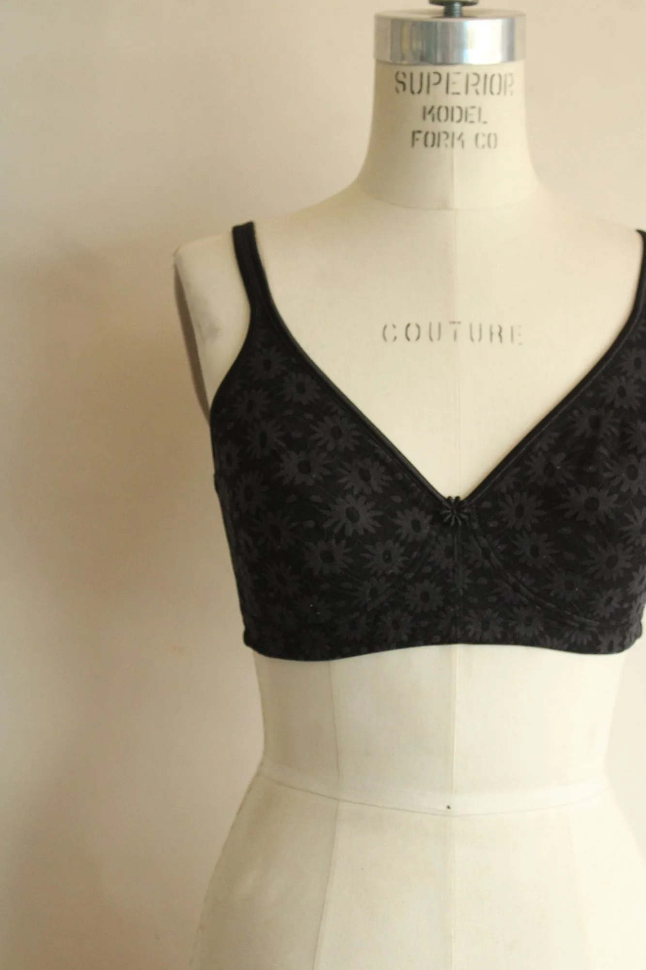 Vintage Early 2000s Bra in a Black Daisy Pattern by Warner's 38C